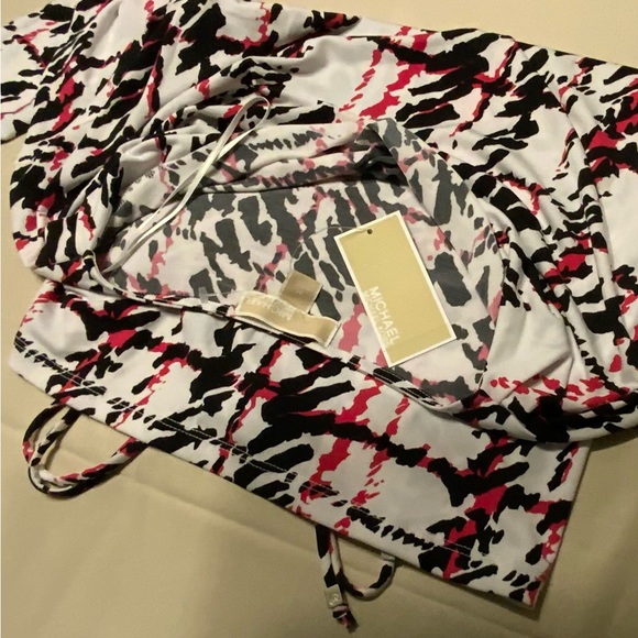🌸🌸 MICHAEL Michael Kors Abstract Black, White, and Pink Top - Picture 4 of 4